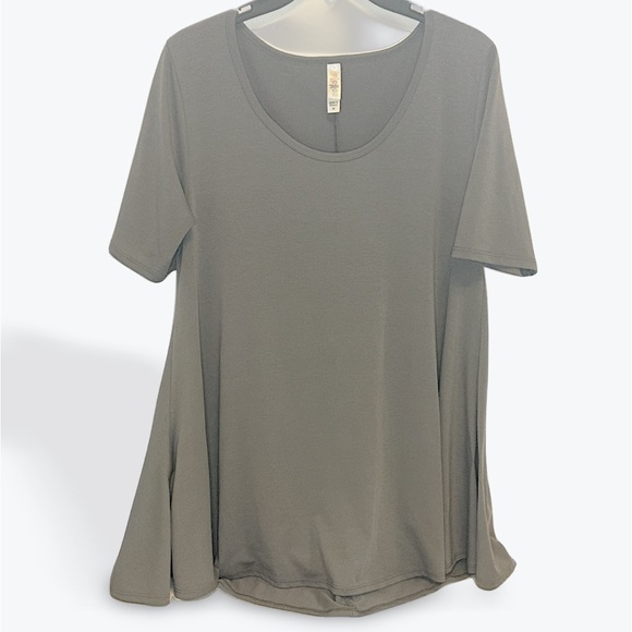 LuLaRoe Tops - LULAROE Women’s Gray LulaRoe Short Sleeve Tunic Top Size Medium